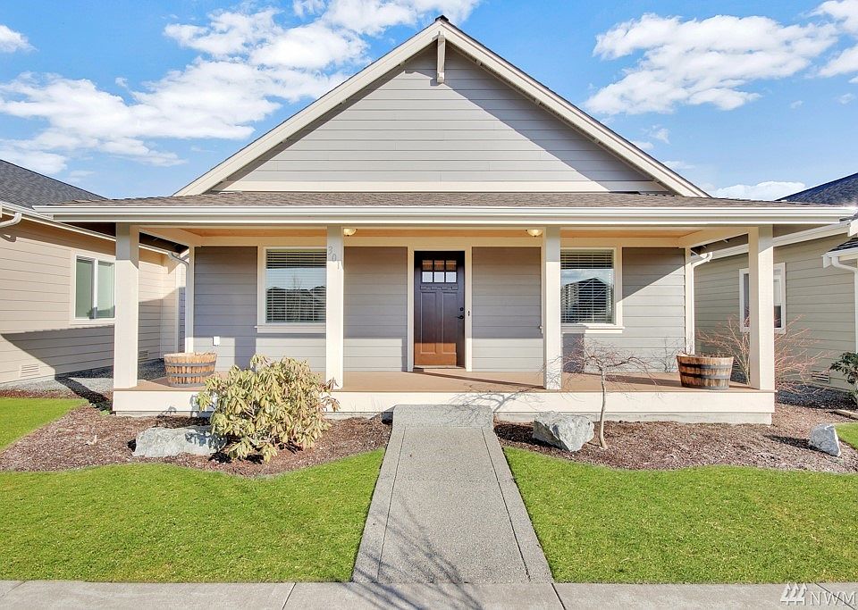 Welcome to this adorable craftsman!