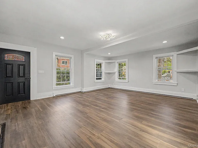 480 King St — Photo 2