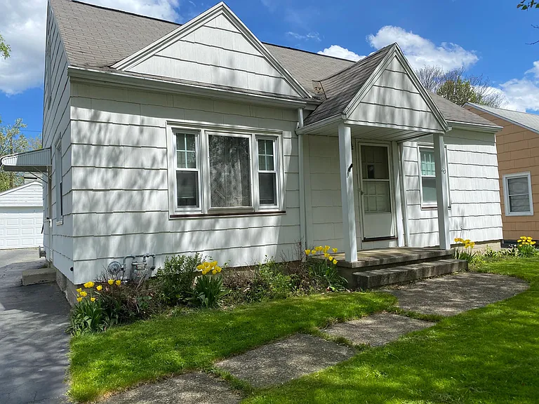 110 Colonial Rd — Photo 2