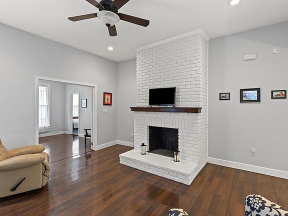 5th image of 407 Holt Ave