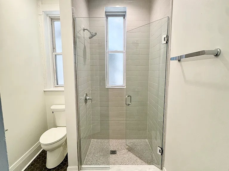 911 N Winchester Ave #1R — Photo 8