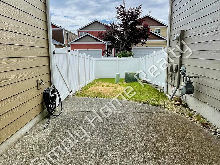 4520 Freemont St NE — Photo 24