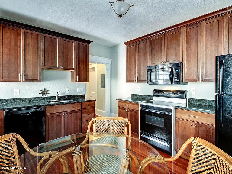 2116 Herschel St #A — Photo 8