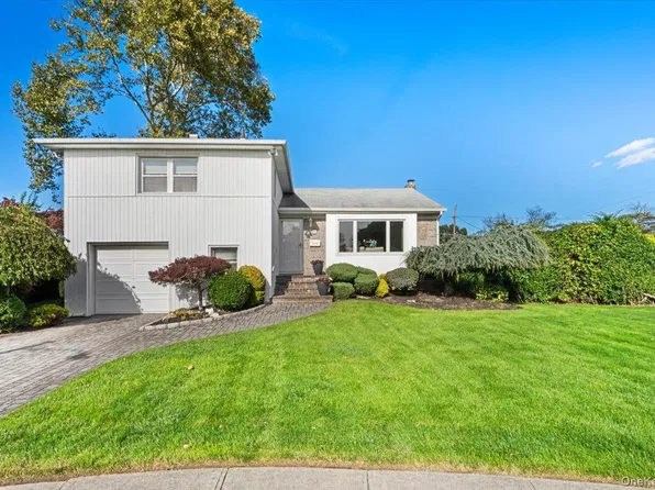 8 Temme Court, Plainview, NY 11803