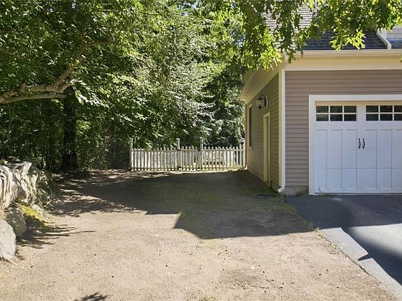4th image of 37 Seabury Dr
