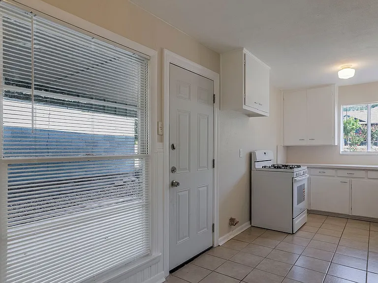 3933 Dexter Ave — Photo 8