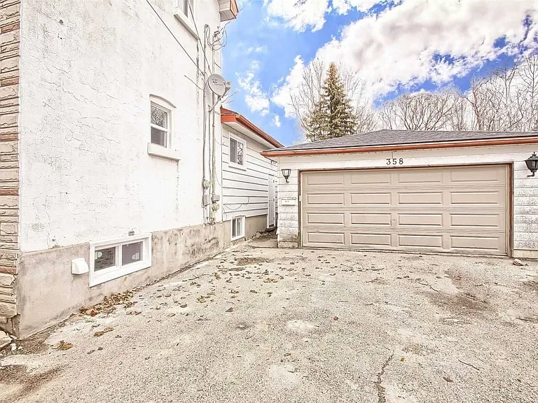 358 Gill St #UPPER — Photo 8