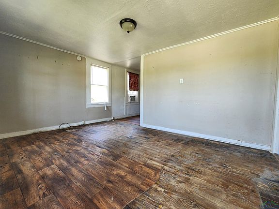 2nd image of 801 Roden Ln