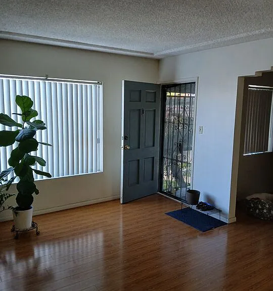 10711 S Budlong Ave — Photo 2