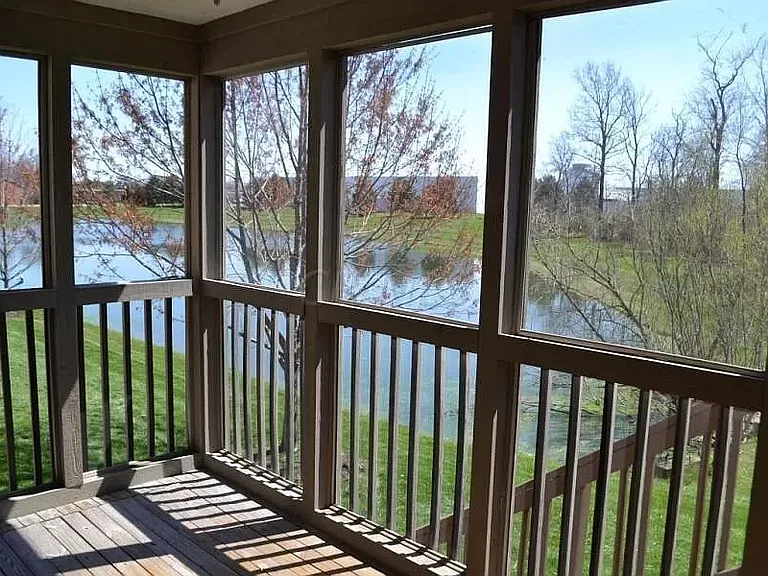 728 Spring Valley Dr — Photo 1
