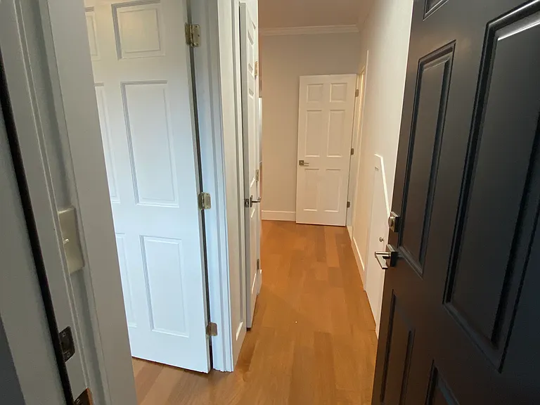 34-27 Crescent St #2 — Photo 16