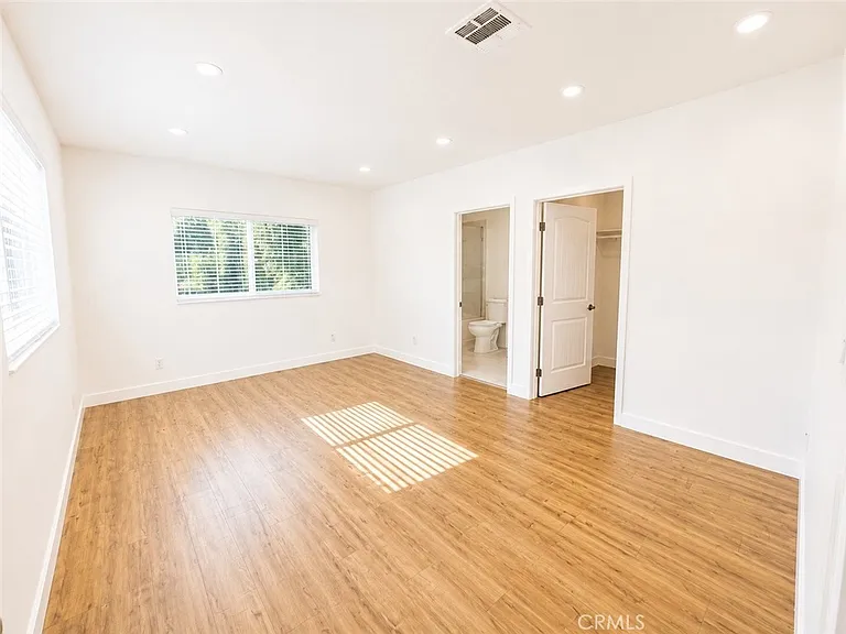 6651 Noble Ave — Photo 4