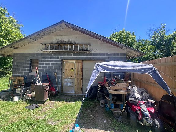 3rd image of 105 Nutwood Rd