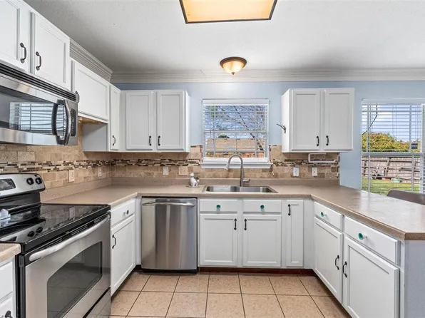 220 Wegstrom St, Hutto, TX 78634