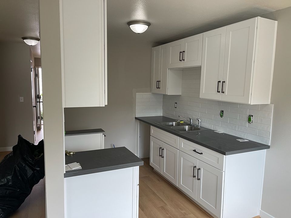 Brand new Kitchen with Quartz Counters