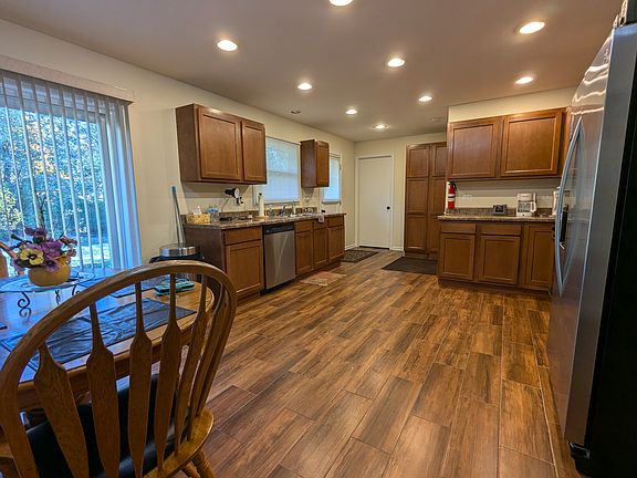 3rd image of 220 Mulberry Ln