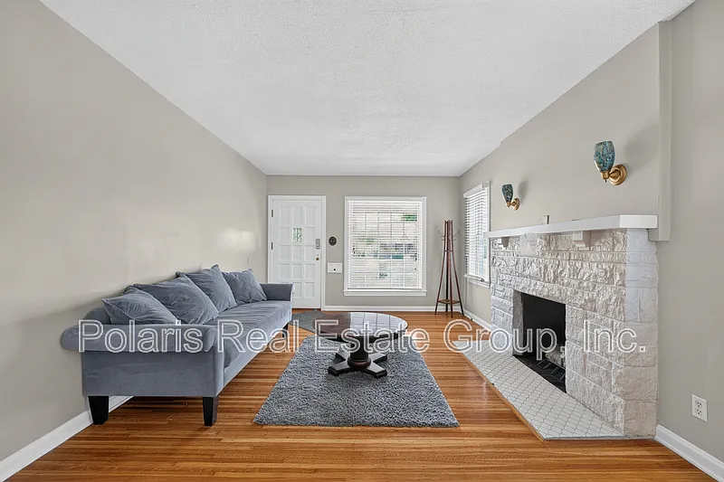 3 bed, 1.0 bath, 1435 sqft, $1,895 — Photo 4