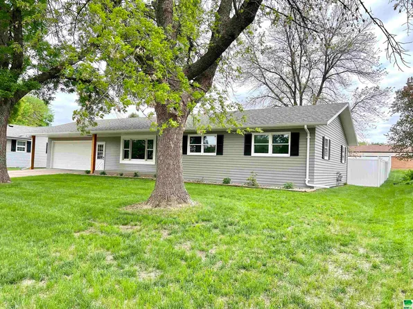 212 10th Ave SE, Le Mars, IA 51031