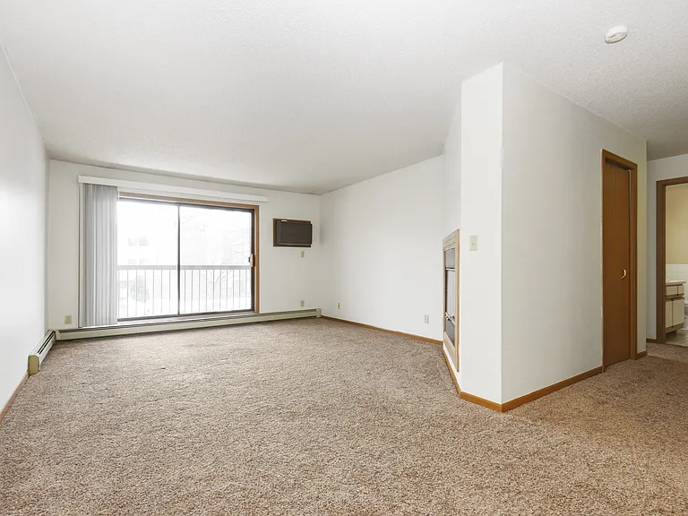Anoka, MN Dellwood Estates | 11D | Living