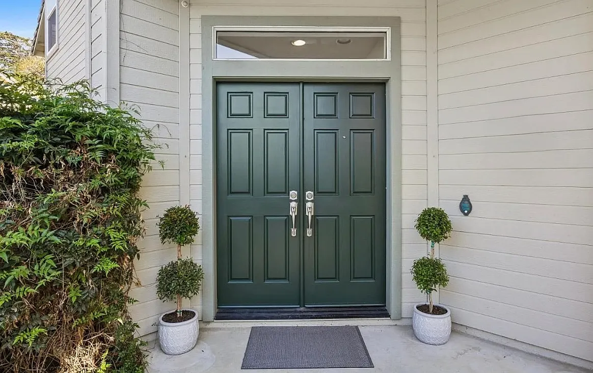 5 bed, 2.5 bath, 2150 sqft, $5,200 — Photo 2