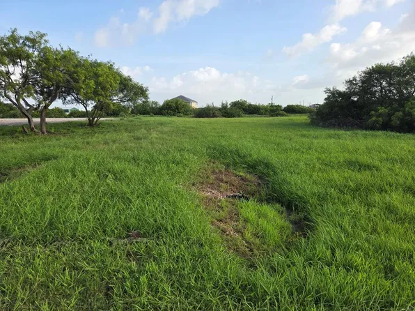131 Lobster Ln, Palacios, TX 77465