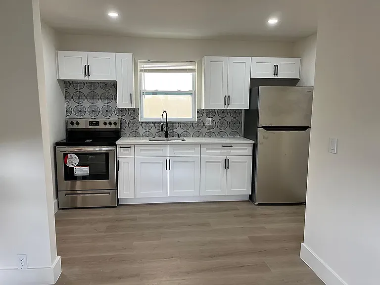 1720 N 17th Ave #7 — Photo 3