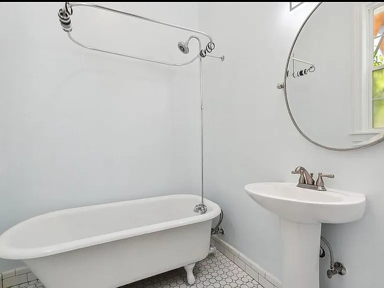1674 N Robertson St — Photo 11