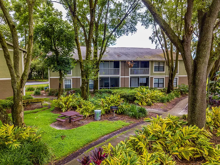 Laurel Oaks — Photo 26