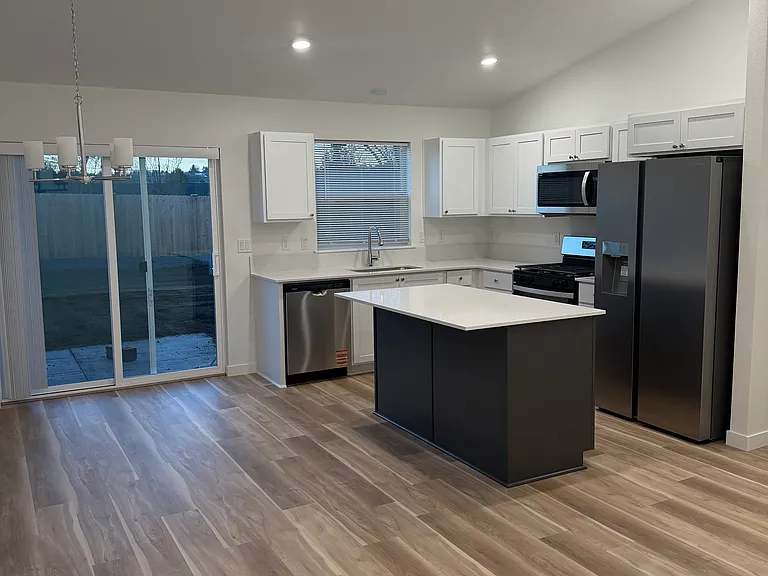 714 NE Rickenbacker Rd — Photo 2