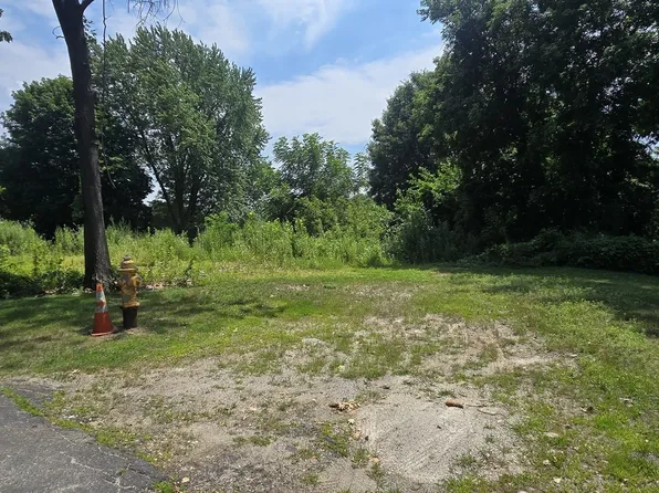 22 Huron Ave, Worcester, MA 01605