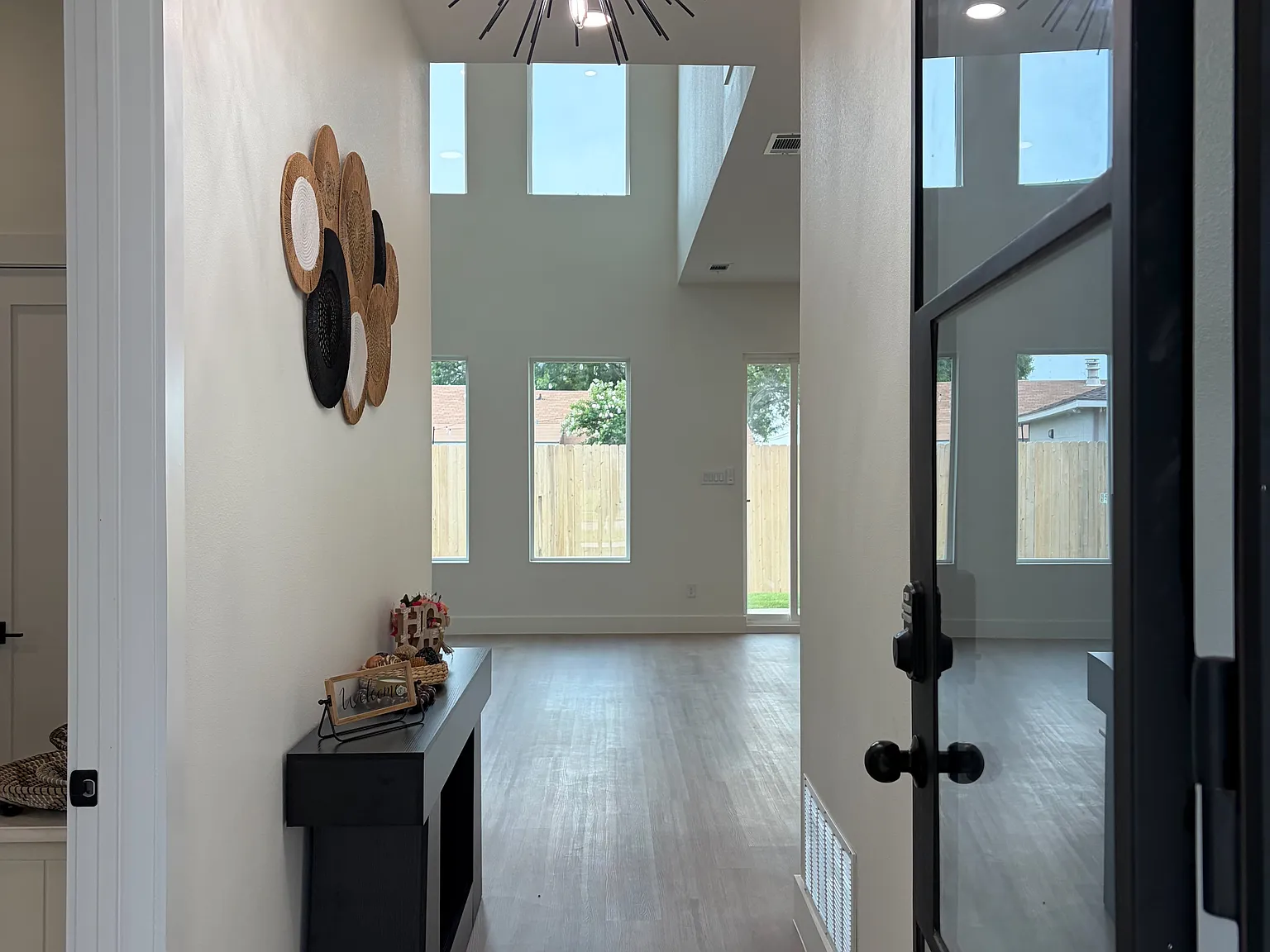 4 bed, 2.5 bath, 2100 sqft, $3,700 — Photo 3
