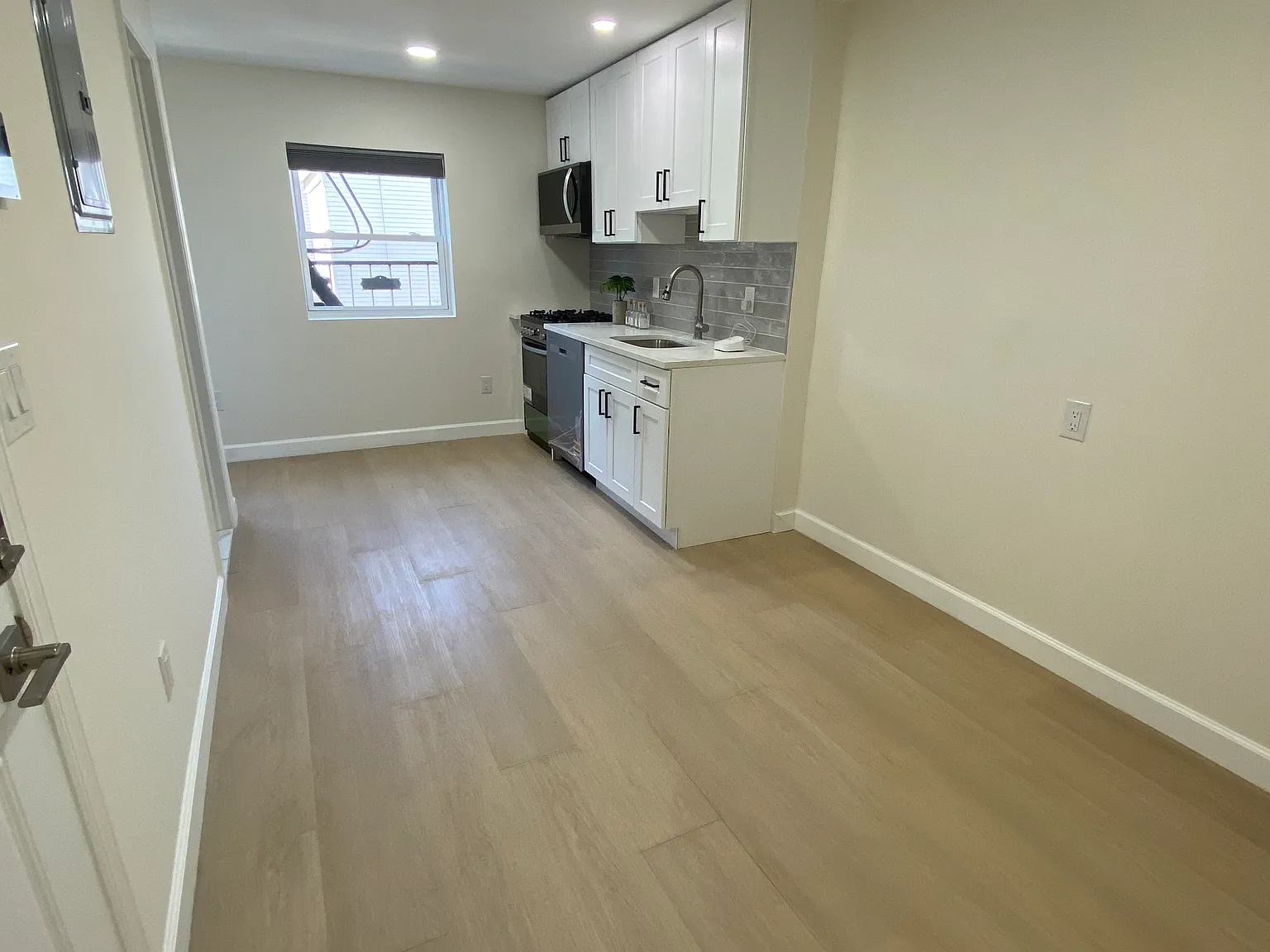 2 bed, 650 sqft, $2,500 — Photo 3