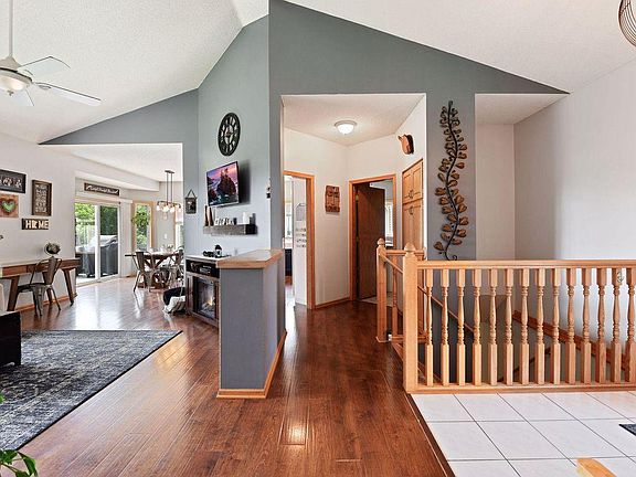 5th image of 1045 Goldfinch Dr