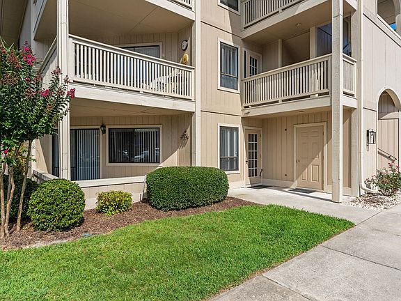 3rd image of 4206 Pinehurst Circle #E-1