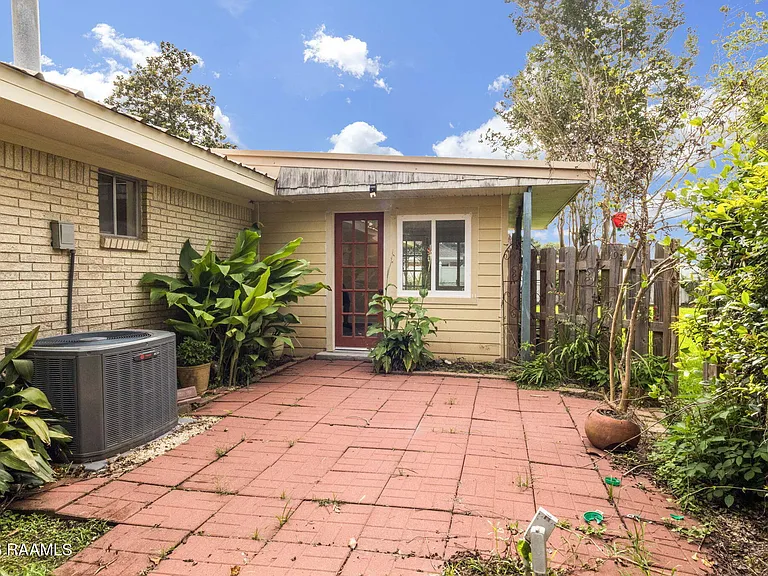 213 Lynn Dr — Photo 17