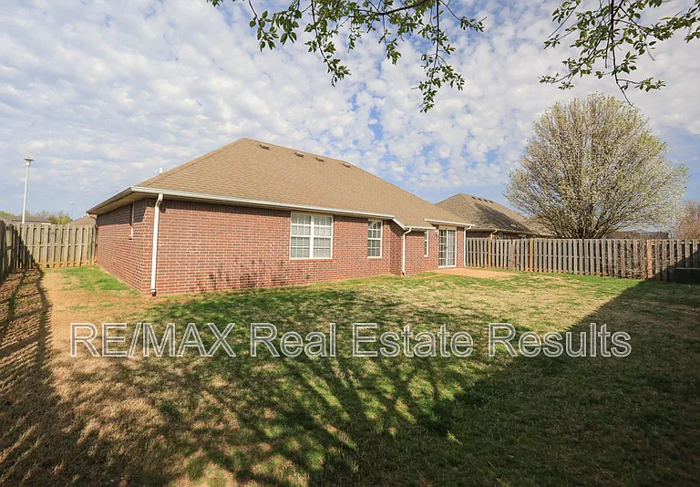 6303 S 37th St — Photo 4