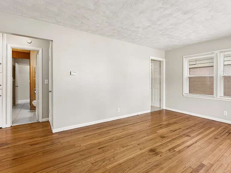3915 Crown Point Ave — Photo 5