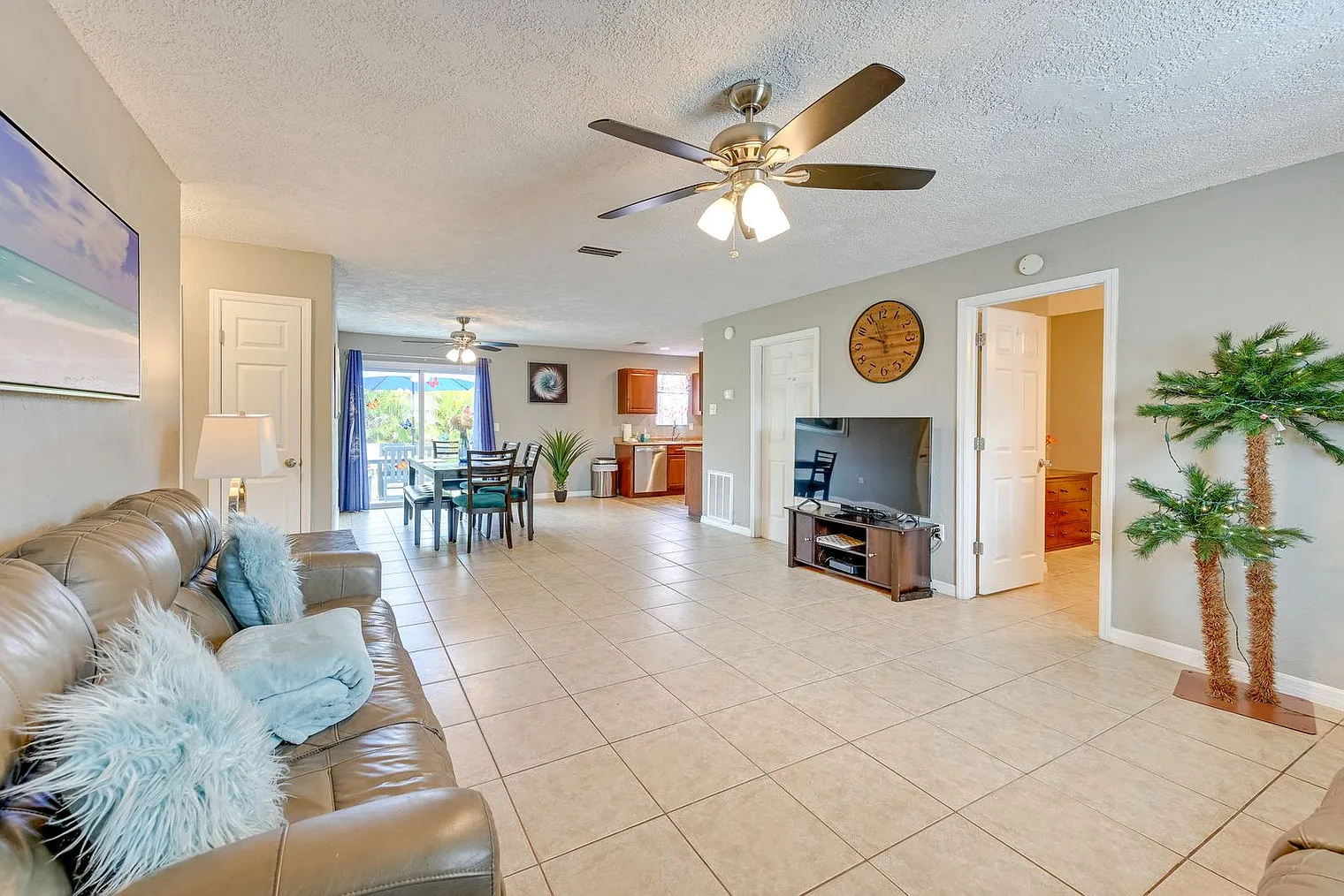 3 bed, 1.0 bath, 1194 sqft, $2,661 — Photo 2