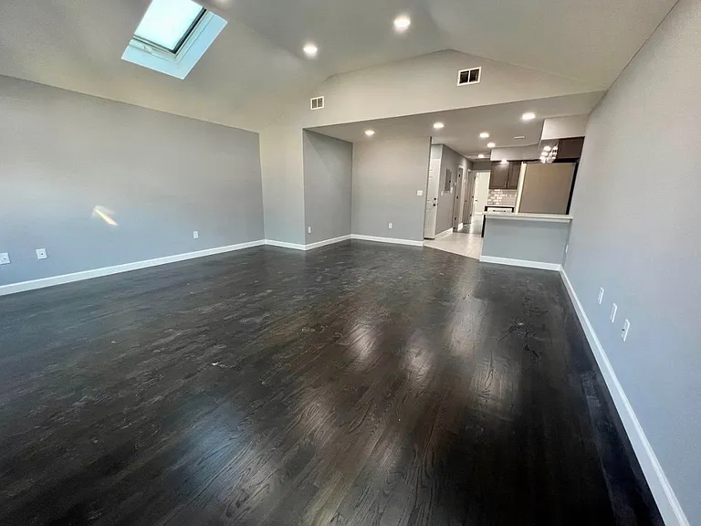 135 Oxford Ave #2 — Photo 4