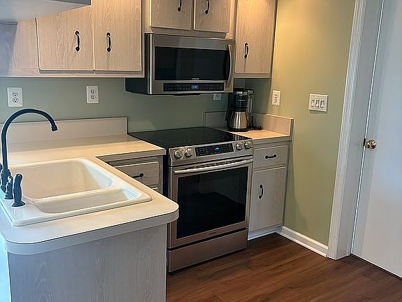 Kitchen with
appliances 