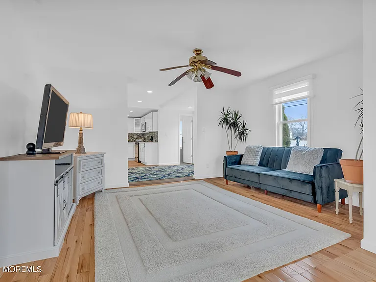 323 Roosevelt Ave — Photo 6