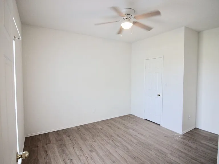 112-114 Collett Ct — Photo 8