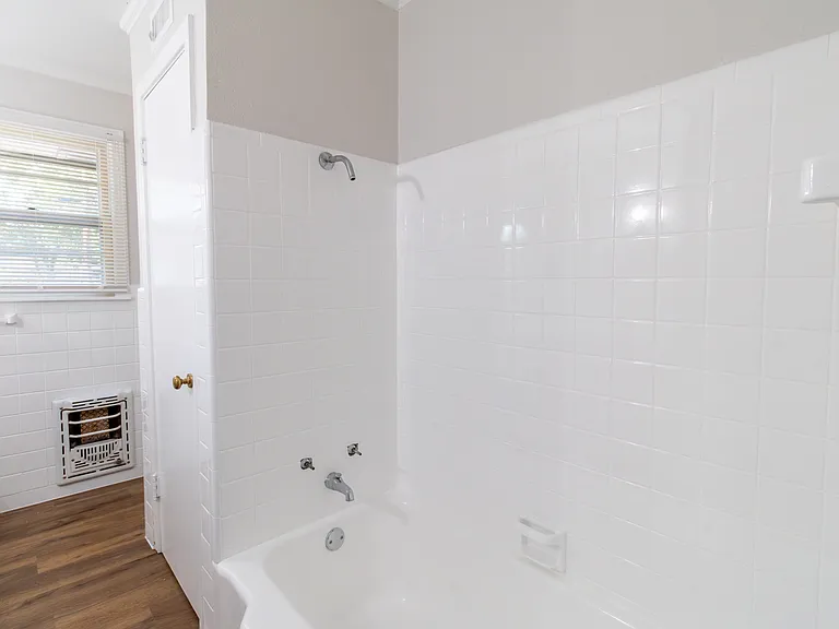 2400 Hampstead Ln — Photo 25