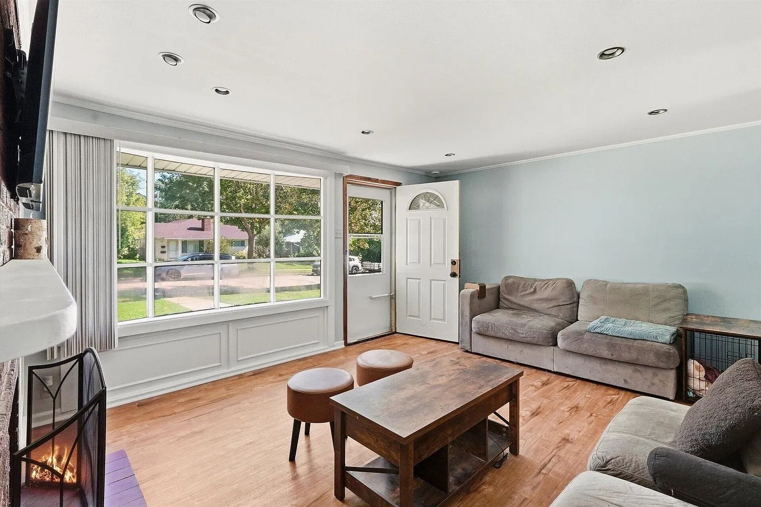 3 bed, 1.5 bath, 1136 sqft, $2,300 — Photo 3