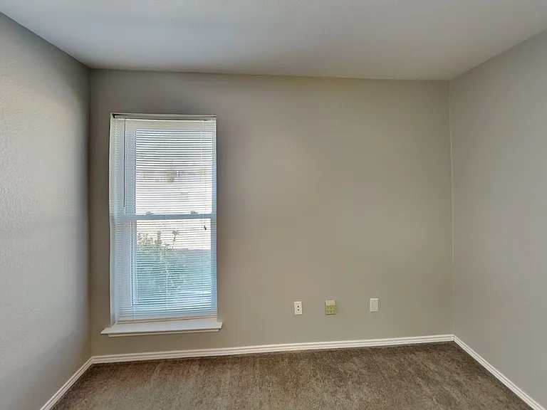 516 E Oak St — Photo 11