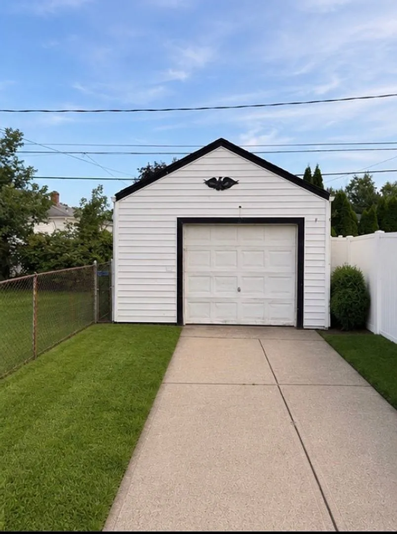 Charming 3-Bedroom Home with Garage in Parma $1,550/Month — Photo 4