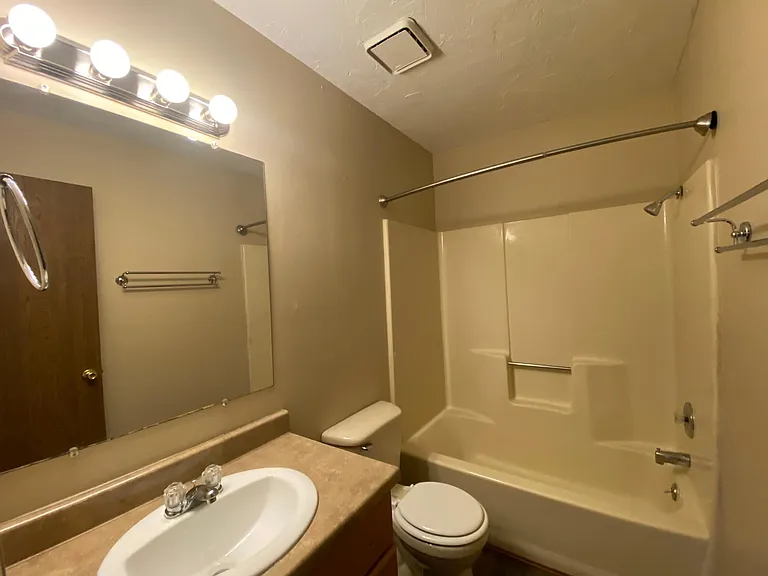 1208 N Summit Ave #A — Photo 9
