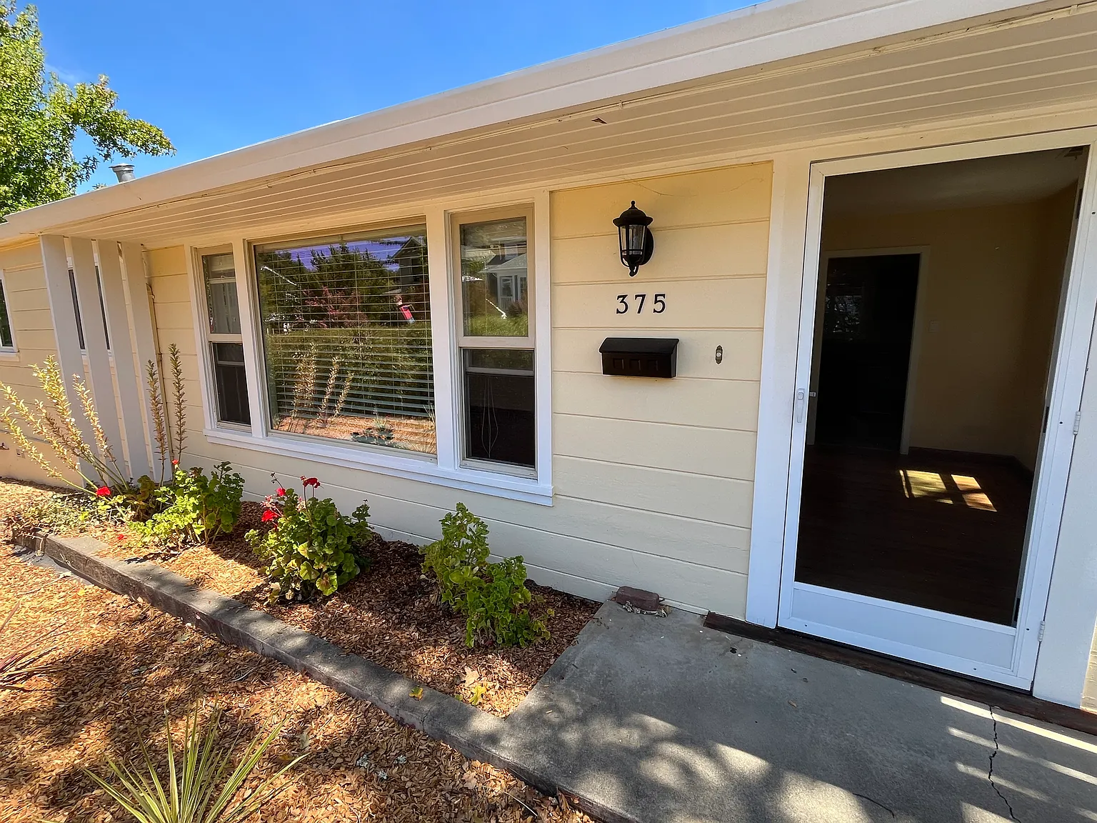 3 bed, 950 sqft, $3,600 — Photo 1