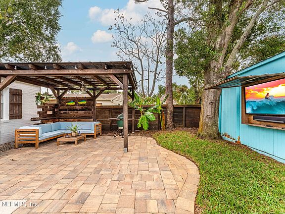 3rd image of 616 Patricia Ln