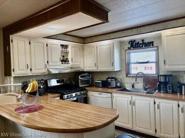 9435 Hunters Rill, Fenton, MI 48430